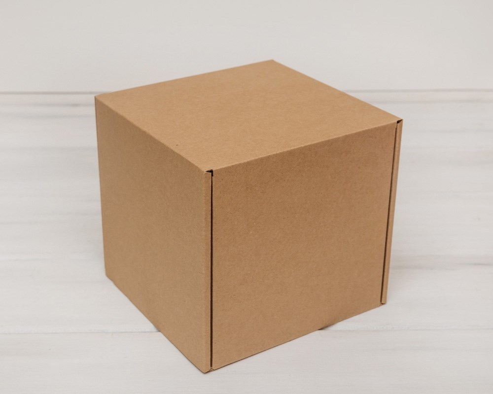 Картонная коробка. Крафтовая коробка. Коробка картонная квадратная.