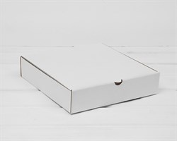 Коробка из плотного картона 23х23х5 см, белая